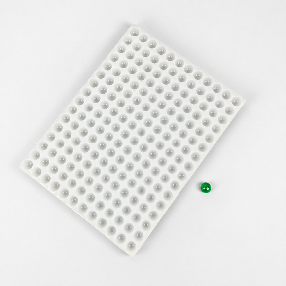 Molde para gomitas de media esfera de silicona de 2.8 mL - 192 cavidades - vista diagonal, de silicona, con muestras de gomitas verde esmeralda