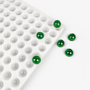 Molde para gomitas de media esfera de silicona de 2.8 mL - 192 cavidades - vista del producto, de silicona, con muestras de gomitas verde esmeralda, translucidas