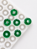Molde para gomitas de aro de melocotón de 3.4 mL - 108 cavidades - vista en ángulo, con muestras de gomitas verde esmeralda, translucidas