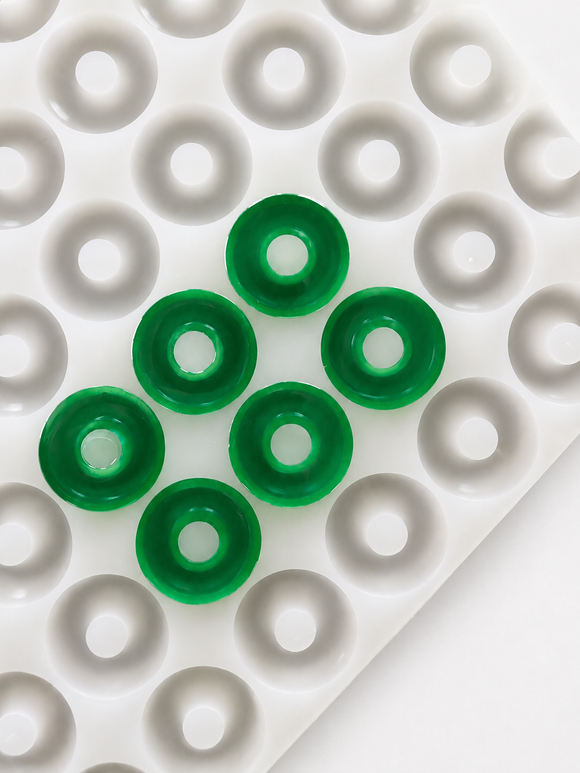 Molde para gomitas de aro de melocotón de 3.4 mL - 108 cavidades - primer plano, con muestras de gomitas verde esmeralda