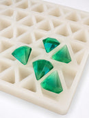 Molde para gomitas de diamante de 3.5 mL - 173 cavidades - primer plano, sobre fondo blanco, con muestras de gomitas verde esmeralda