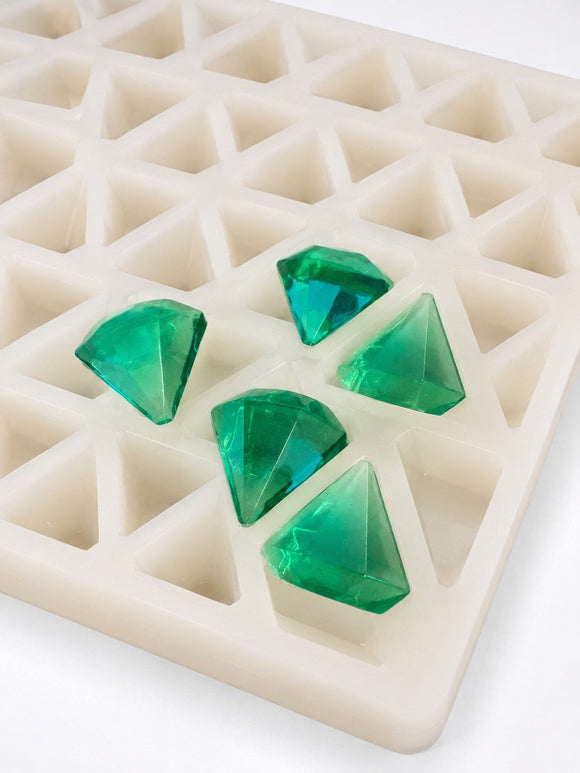 Molde para gomitas de diamante de 3.5 mL - 173 cavidades - primer plano, sobre fondo blanco, con muestras de gomitas verde esmeralda