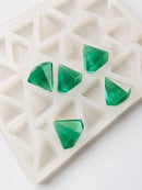 Molde para gomitas de diamante de 3.5 mL - 173 cavidades - vista en ángulo, con muestras de gomitas verde esmeralda, translucidas