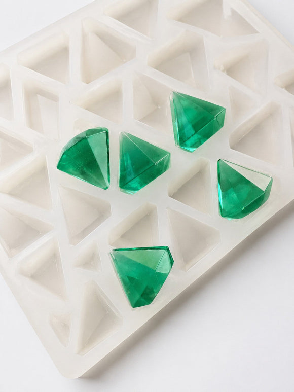 Molde para gomitas de diamante de 3.5 mL - 173 cavidades - vista en ángulo, con muestras de gomitas verde esmeralda, translucidas