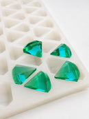 Molde para gomitas de diamante de 3.5 mL - 173 cavidades - primer plano en ángulo, con muestras de gomitas verde esmeralda