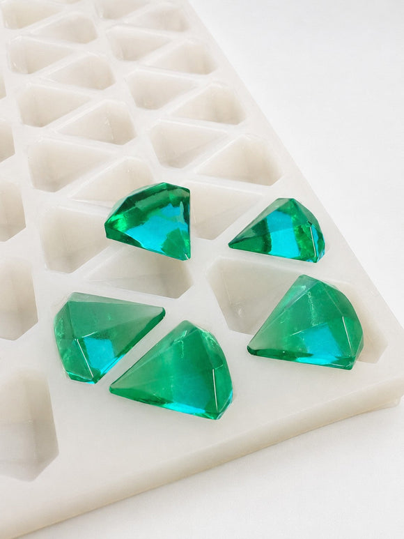 Molde para gomitas de diamante de 3.5 mL - 173 cavidades - primer plano en ángulo, con muestras de gomitas verde esmeralda
