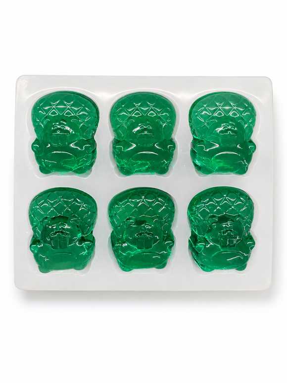 Moldes de silicona personalizados para gomitas - vista del producto, sobre fondo blanco, con muestras de gomitas verde esmeralda, castor, seis gomitas